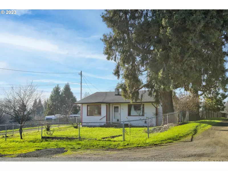 261 SE GRAPE AVE, Winston, OR 97496