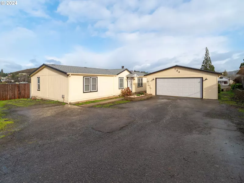 123 KISS CT, Roseburg, OR 97471