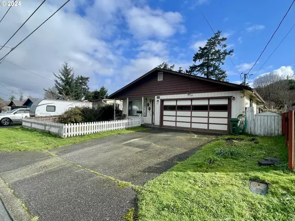 933 AUGUSTINE AVE, Coos Bay, OR 97420