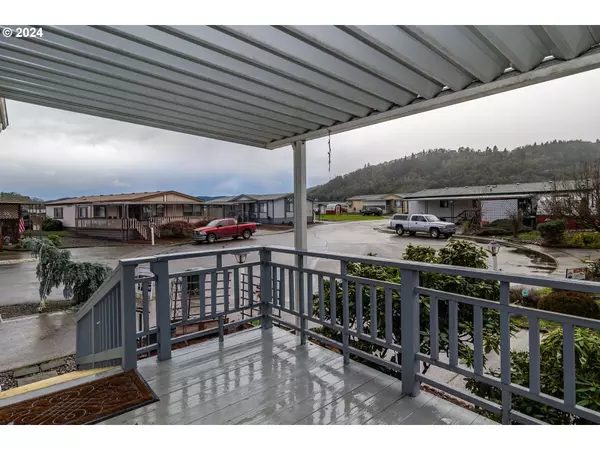 Roseburg, OR 97470,827 SHADOW RANCH LN