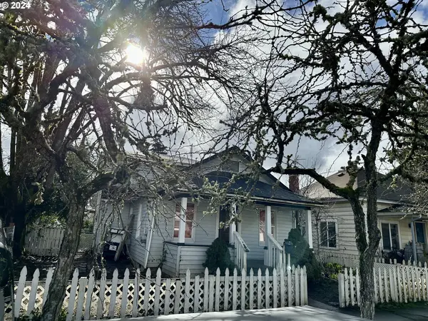 341 E Madison AVE, Cottage Grove, OR 97424