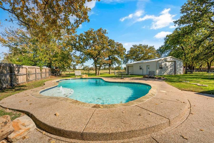 2613 Oaks Drive, Granbury, TX 76049