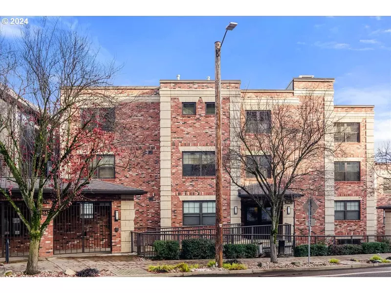 2442 NW WESTOVER RD #3-301, Portland, OR 97210