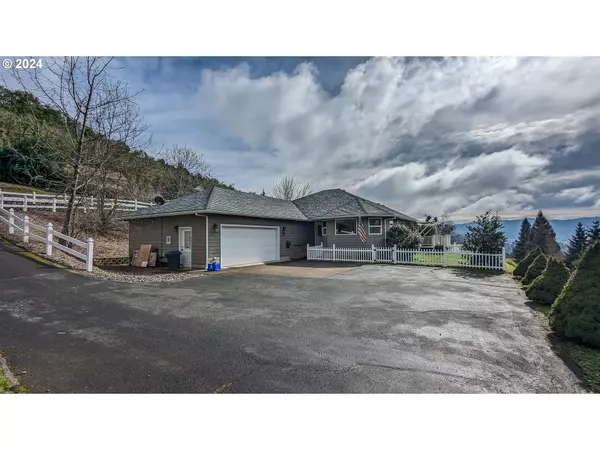 2804 NW DAYSHA DR, Roseburg, OR 97471