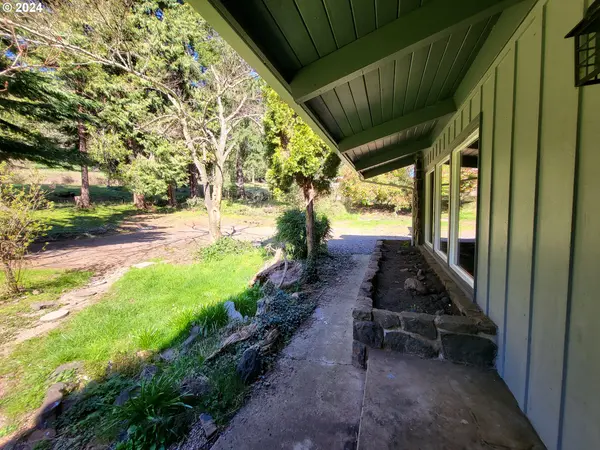 79579 Abbott LN, Cottage Grove, OR 97424