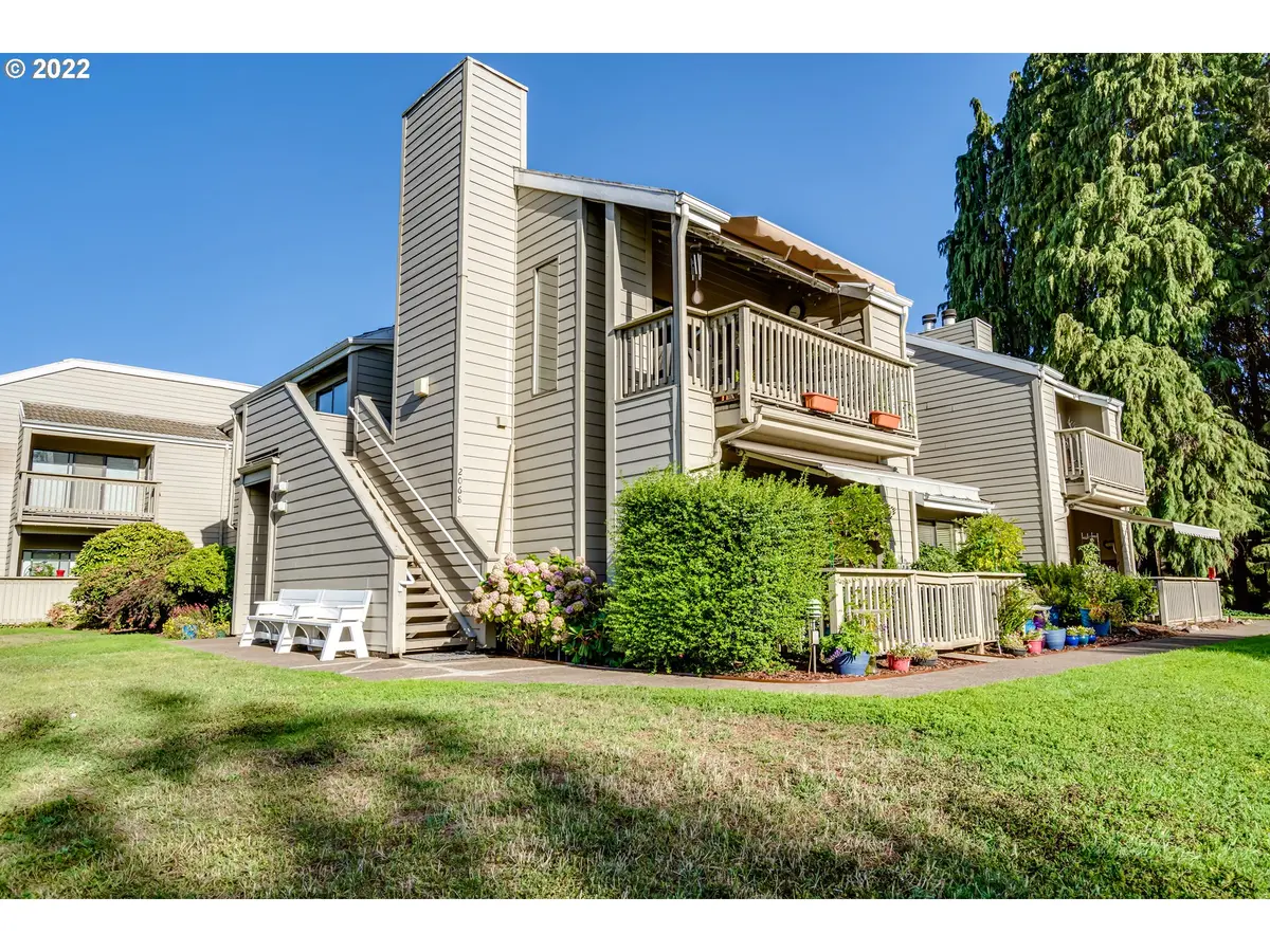 Eugene, OR 97401,2068 LAKE ISLE DR