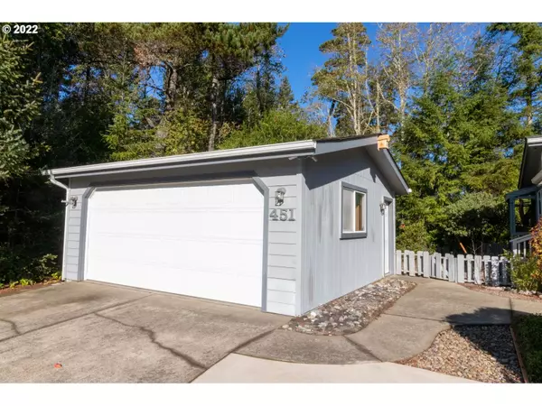 Florence, OR 97439,451 SHERWOOD LOOP