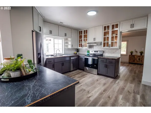 25306 E HUNTER RD, Veneta, OR 97487