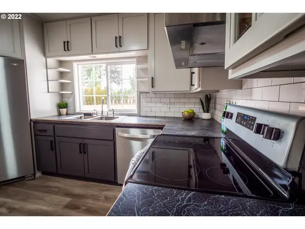 25306 E HUNTER RD, Veneta, OR 97487