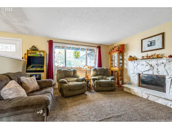 461 S 39TH PL, Springfield, OR 97478