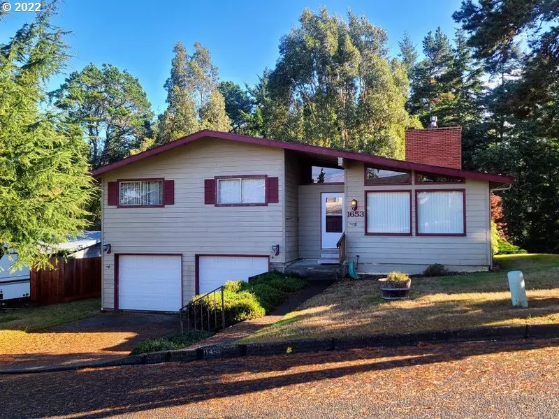 1653 LINCOLN ST, North Bend, OR 97459