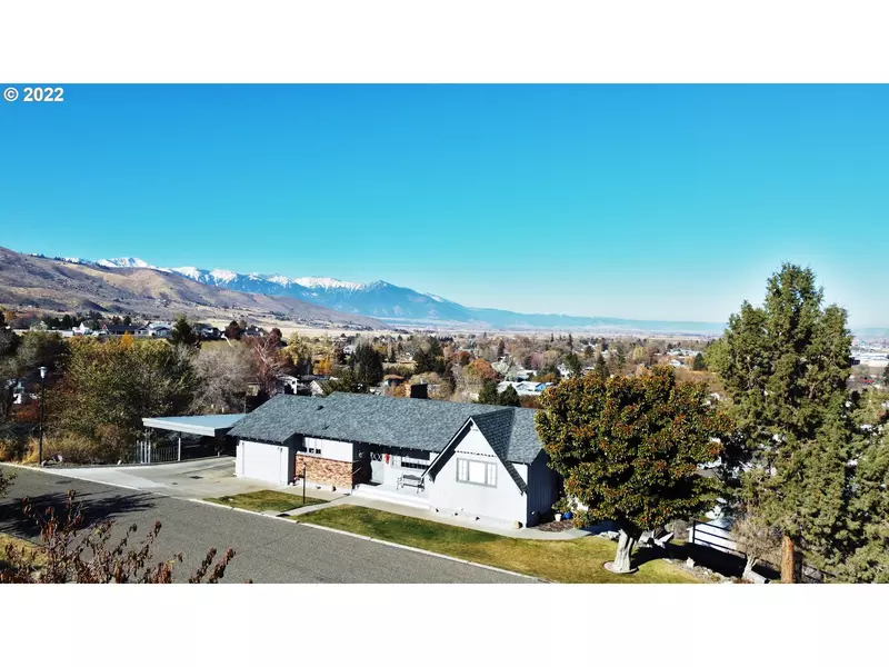 300 HILLCREST DR, Baker City, OR 97814