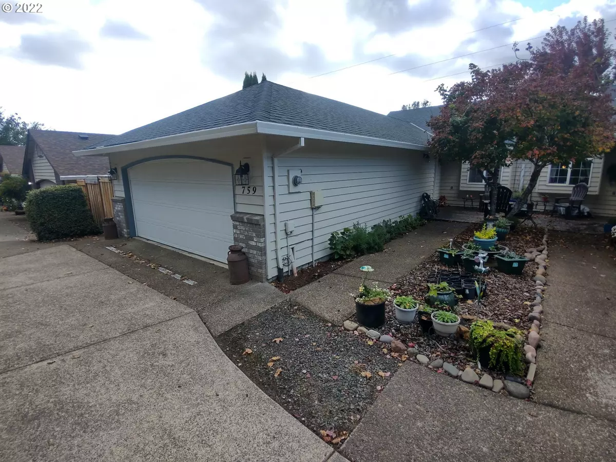 Mc Minnville, OR 97128,759 NW MEADOWS DR