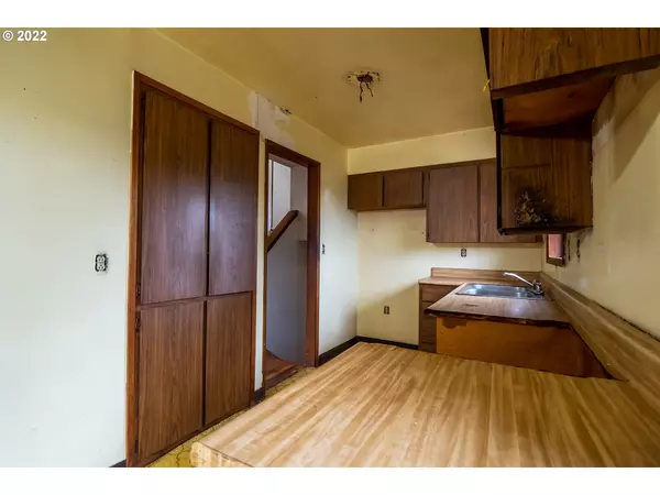 Cottage Grove, OR 97424,253 S M ST