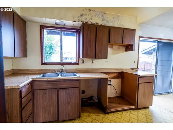 Cottage Grove, OR 97424,253 S M ST