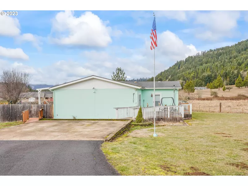 48584 MCFARLAND RD, Oakridge, OR 97463