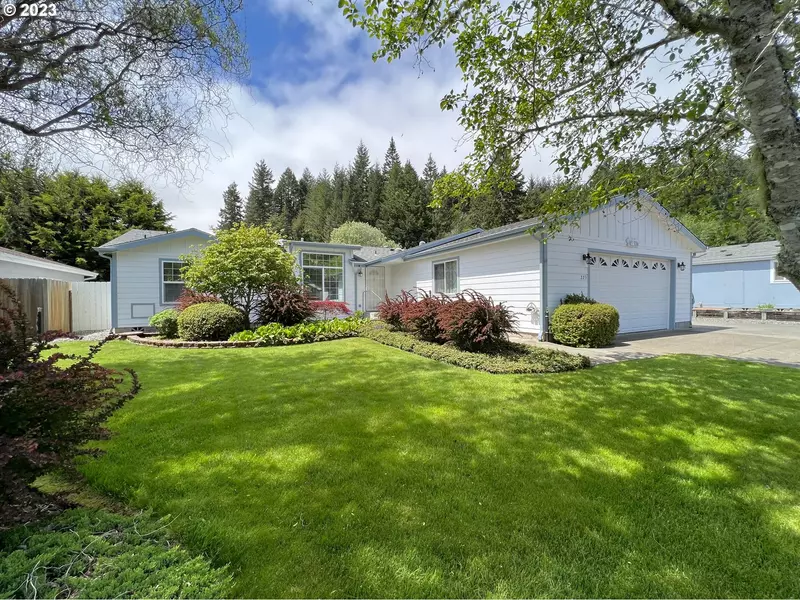 225 LAKELAND DR, Lakeside, OR 97449