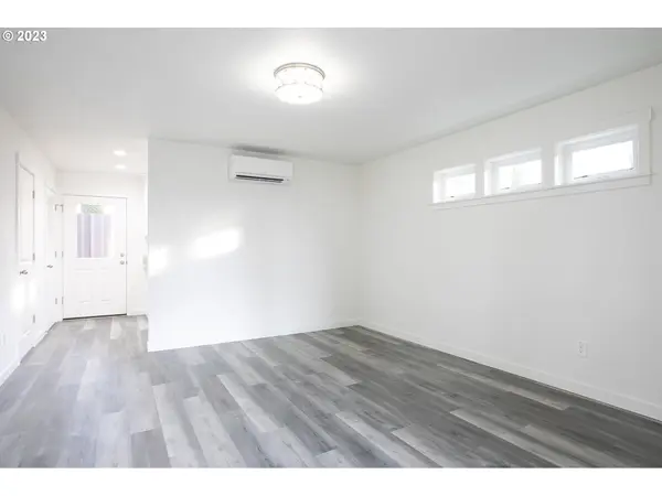 9046 SE CLINTON ST #B, Portland, OR 97266