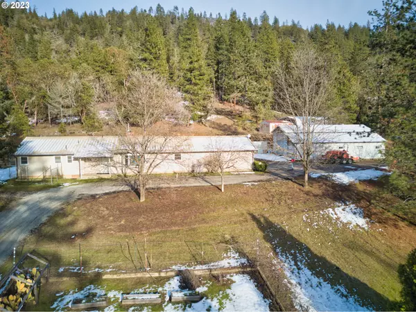 847 SLEEPY HOLLOW LOOP, Grants Pass, OR 97527