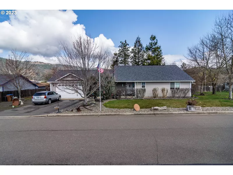 115 ARNOLD LN, Myrtle Creek, OR 97457