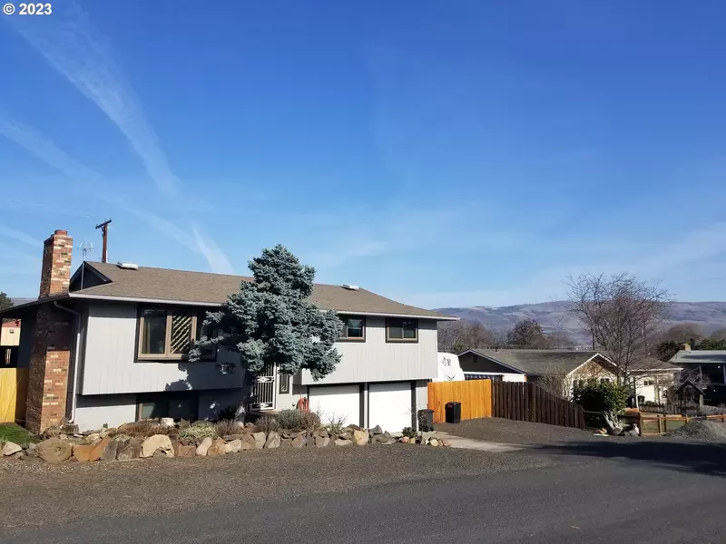 1207 SANDY LN, The Dalles, OR 97058