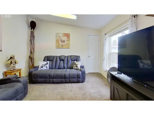 1294 31ST ST, Springfield, OR 97478