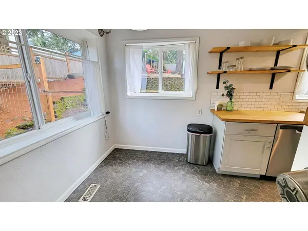 268 S 68TH PL, Springfield, OR 97478