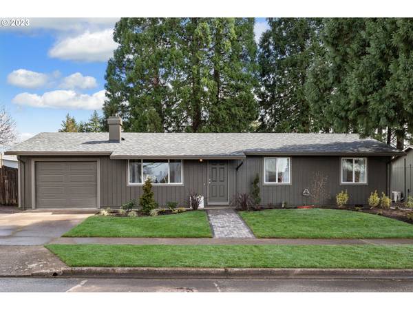 900 N SITKA AVE, Newberg, OR 97132