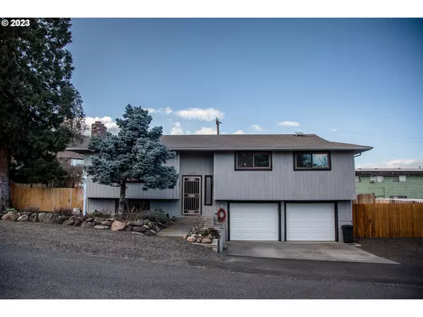 The Dalles, OR 97058,1207 SANDY LN