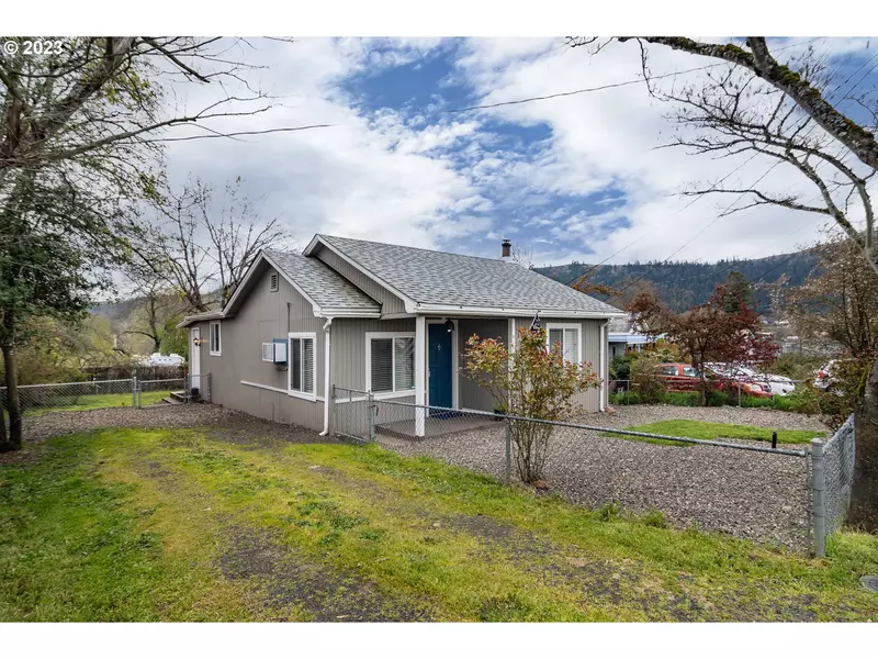 220 SE GRAPE AVE, Winston, OR 97496