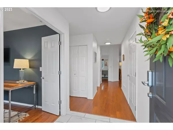 Portland, OR 97211,922 NE MARINERS LOOP