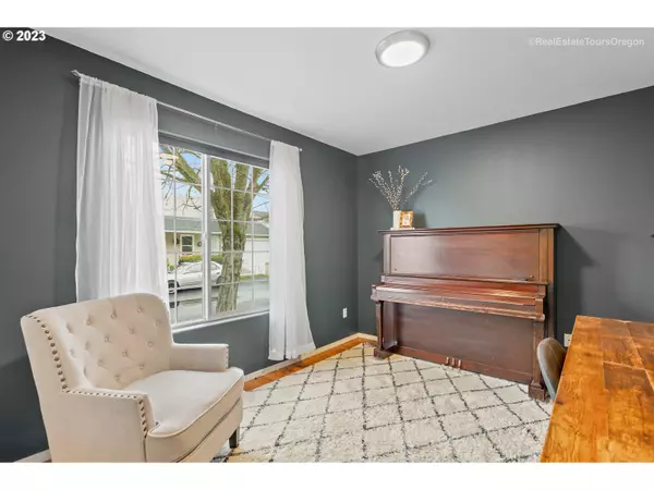 Portland, OR 97211,922 NE MARINERS LOOP