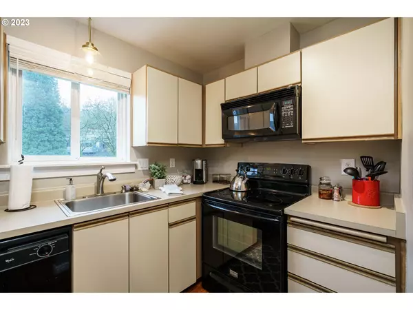 Portland, OR 97239,4970 S LANDING DR #304