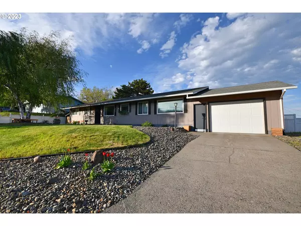 The Dalles, OR 97058,1011 HI LAND CT