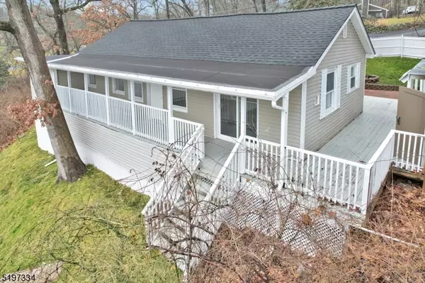 220 Lakeside Blvd, Hopatcong Boro, NJ 07843