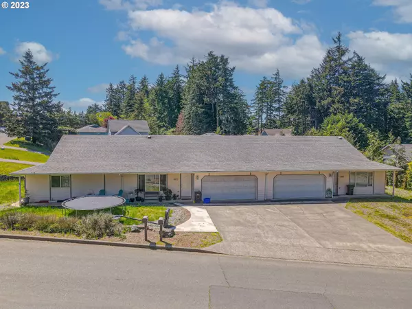 1075 LAKESHORE DR, Coos Bay, OR 97420