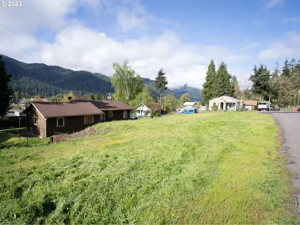 48274 E 2ND ST, Oakridge, OR 97463