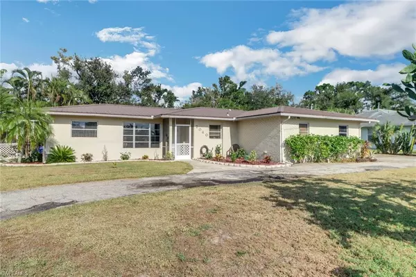 2040 Indian Creek DR, North Fort Myers, FL 33917