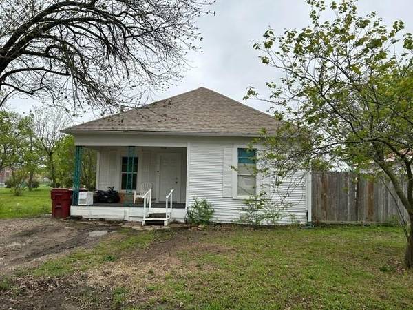 111 W Spruce Street, Whitewright, TX 75491