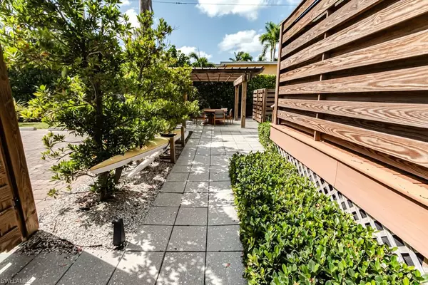 741 2nd ST S 6, Naples, FL 34102