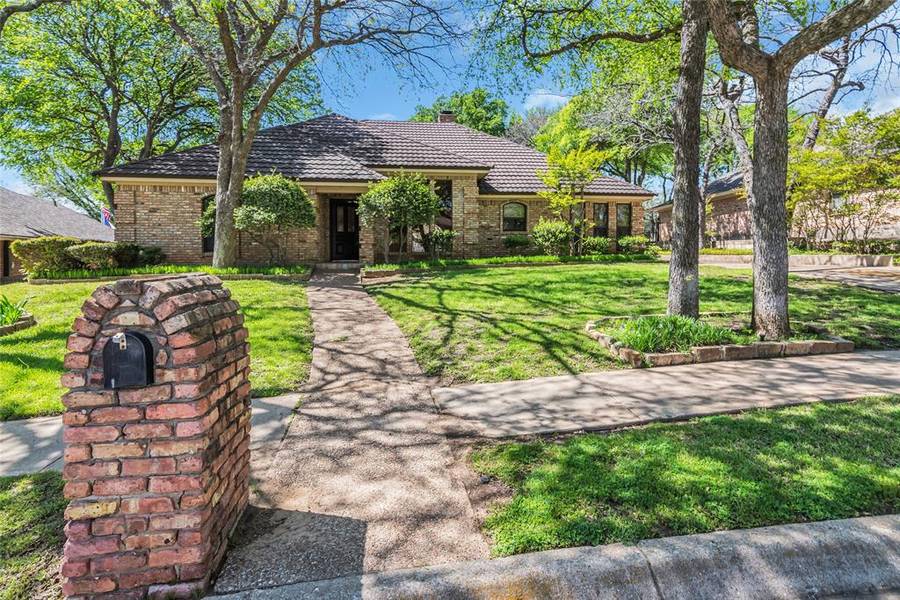 2537 Stonegate Drive N, Bedford, TX 76021