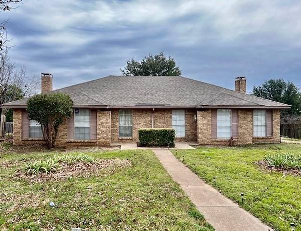 635 Overlook Court, Arlington, TX 76012