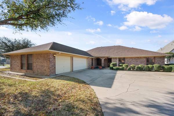 915 Riviera Drive, Mansfield, TX 76063