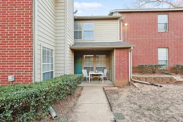 1432 Meadowood Village Drive,  Fort Worth,  TX 76120