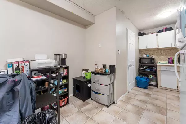 Calgary, AB T3H 3H4,3809 45 ST SW #106