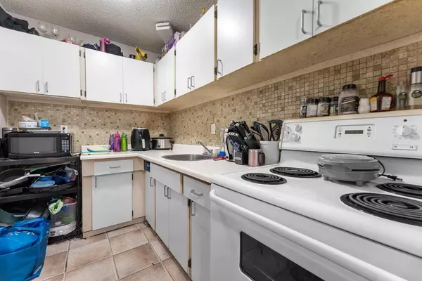 Calgary, AB T3H 3H4,3809 45 ST SW #106