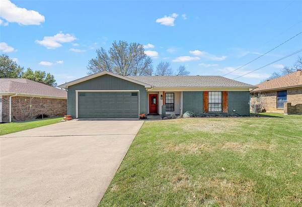 757 Douglas Street, Burleson, TX 76028