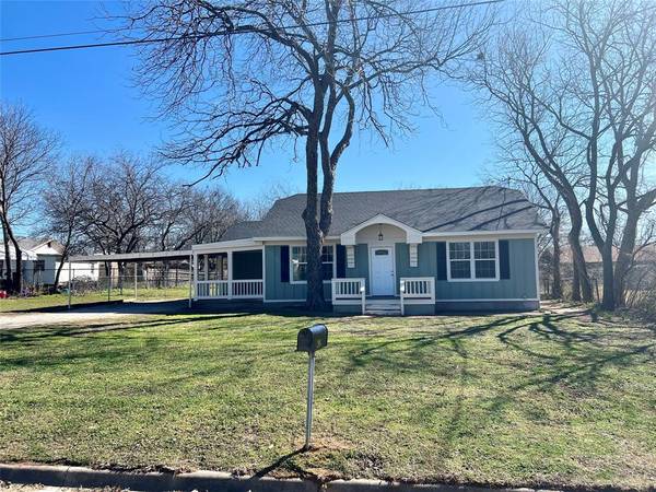 206 E Locust Street, Nocona, TX 76255