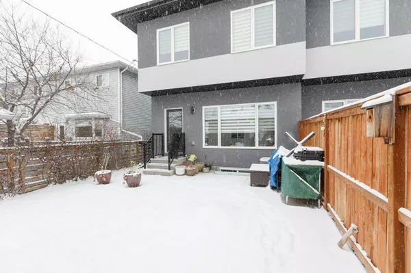 Calgary, AB T3B1Z2,7907 47 AVE NW