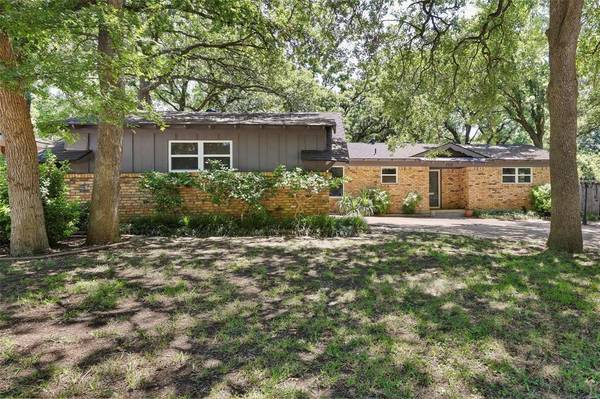 705 Oakwood Drive, Euless, TX 76040